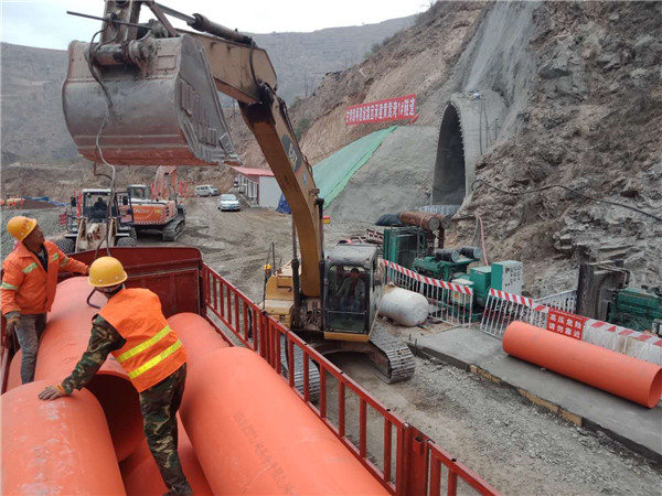 甘肅路橋承建隧道超高分子逃生管現(xiàn)場卸貨