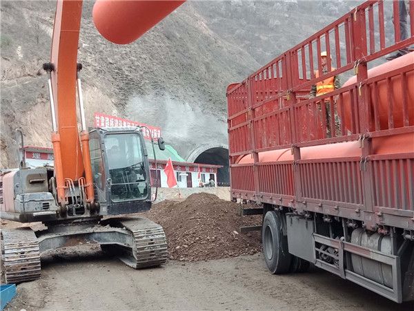 超高分子隧道逃生管吊車卸貨現(xiàn)場